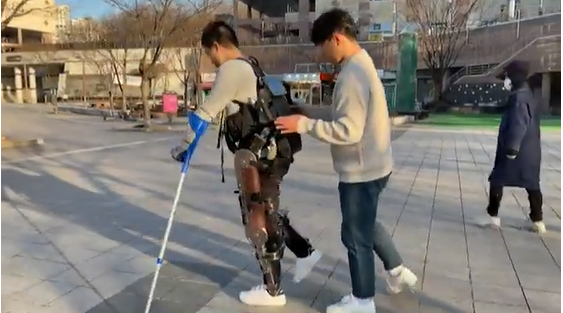 교통사고로 하지장애를 가진 장애인이 웨어러블 로봇을 착용해 걷기 재활 운동을 하고 있는 모습.(사진제공=제주뉴스DB)