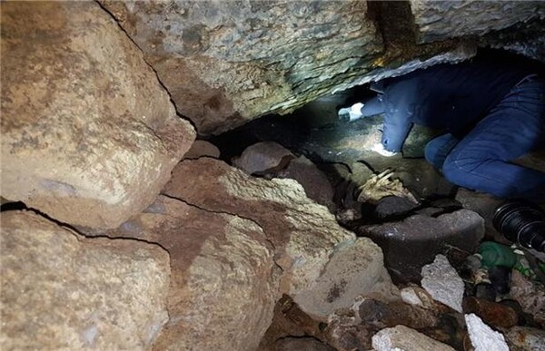 지하수 통로인 천연용암동굴 내부 가축분뇨슬러지가 발견되는 등 지하수 오염 현장 모습.(사진제공=제주뉴스DB)