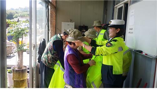 제주동부경찰서 경찰관들이 폐지수집 노인에게 안전물품을 전달하는 모습.(사진출처=제주뉴스DB)