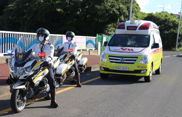 자치경찰 사이카가 응급차량을 에스코트하는 모습.(사진제공=제주뉴스DB)