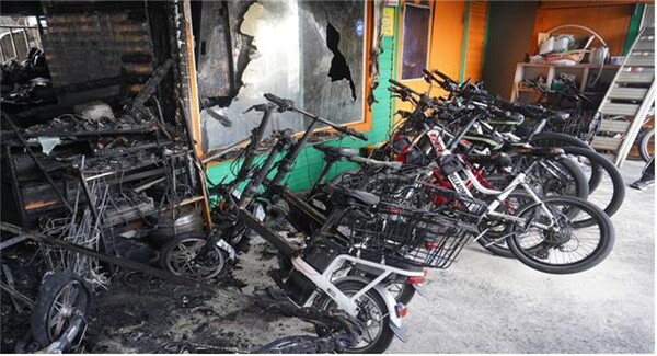 서귀포시 색달동 전기자전거 대여점 화재 모습.(사진제공=제주소방)